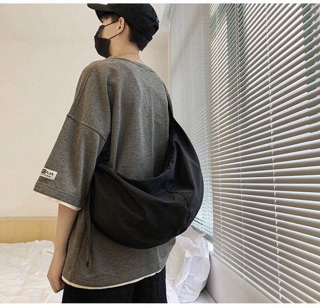 블로썸 남자 여자 커플 옆으로 매는 대학생 직장인 반달 보부상 여행 휴대폰 가방 선물