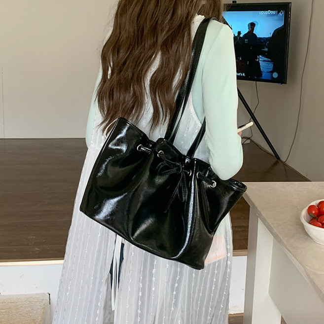 에브리테일 슬릭 리본 숄더백 셔링 레더 가죽 가방