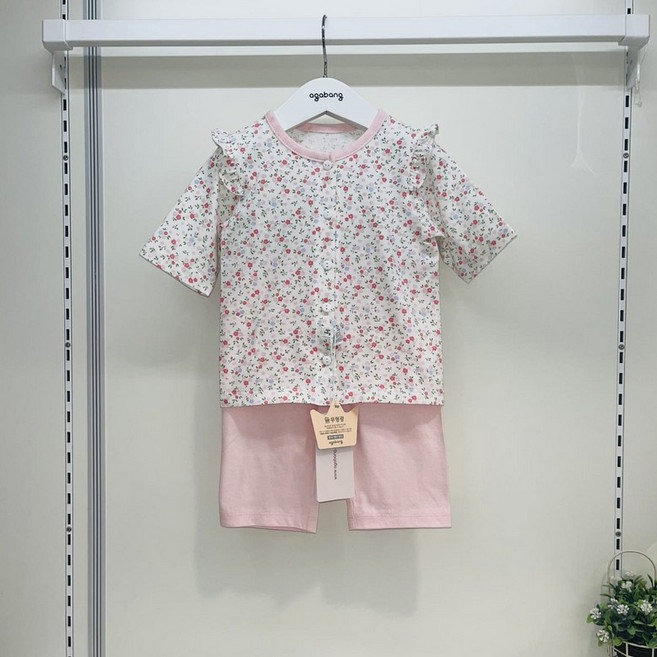 아가방(야탑점) 사랑스런 꽃 패턴 디자인에 부드러운 원단~ 90사이즈 부터는 어깨 단추로 변경됩니다