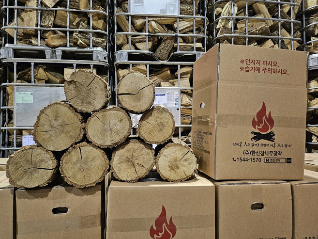 명품 벽난로 화목난로용 국내산 잘건조된 참나무장작 25cm 30cm 절단목 20kg 박스포장 (무료배송)
