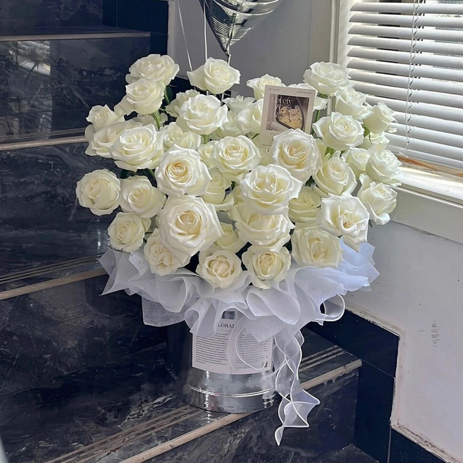 生日禮物花束閨蜜仿真抱抱送女友感玫瑰情人節高級香皂花桶永生花, 溫柔耀眼 白玫瑰抱抱桶 33朵 贈送禮袋 燈串 銀色氣球   1個
