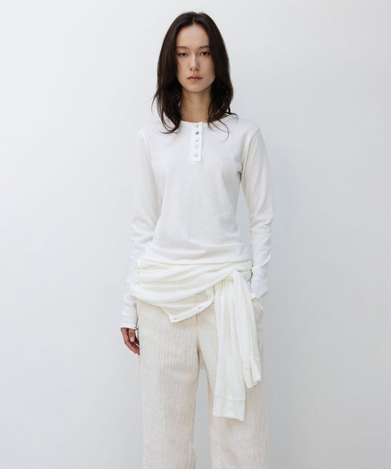 인사일런스 INSILENCE WOMEN 내츄럴 헨리넥 롱슬리브 IVORY