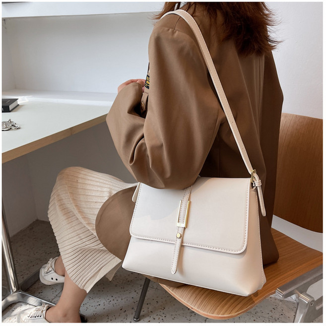 숑숑마녀 깔끔하고 클래식한 디자인의 스퀘어 골드 버클 숄더백 데일리 골드 포인트 스퀘어 크로스 숄더백 4color 출근용백 심플하고 부드러운 질감