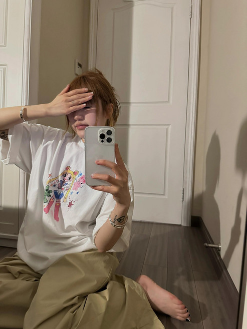 언니네산지직송 4화 염정아 화이트반팔티셔츠스타일 꾸안꾸캐주얼