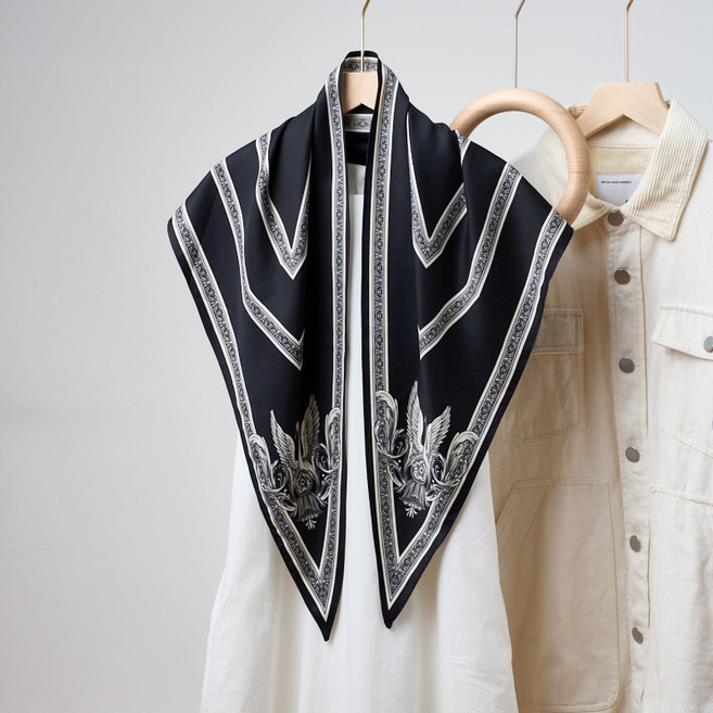 코코린느 스완 프린팅 클래시컬 하프삼각 뾰족 실크소재 숄스카프(4colors)