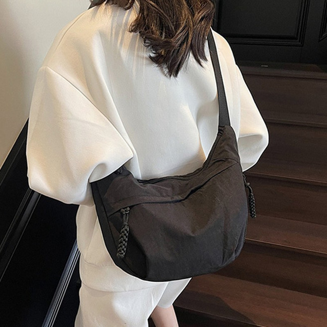 허블리 가벼운 반달백 크로스백 크로와상 가방