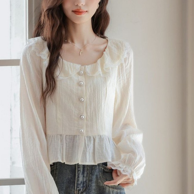 PETITBATH 여성 페미닌 레이스 펄버튼 프릴 스퀘어넥 블라우스 페플럼 데일리룩 20250724 CS WH 4413