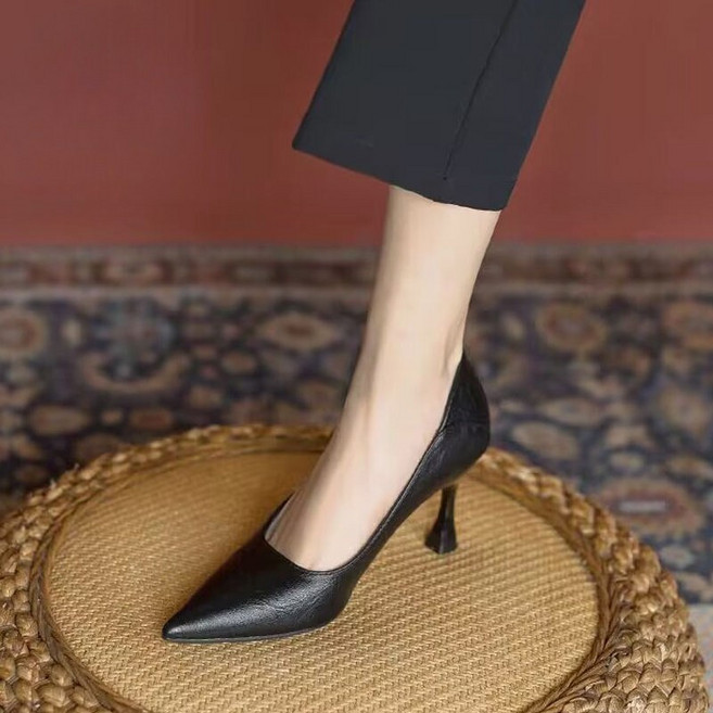 尖頭細跟高跟鞋