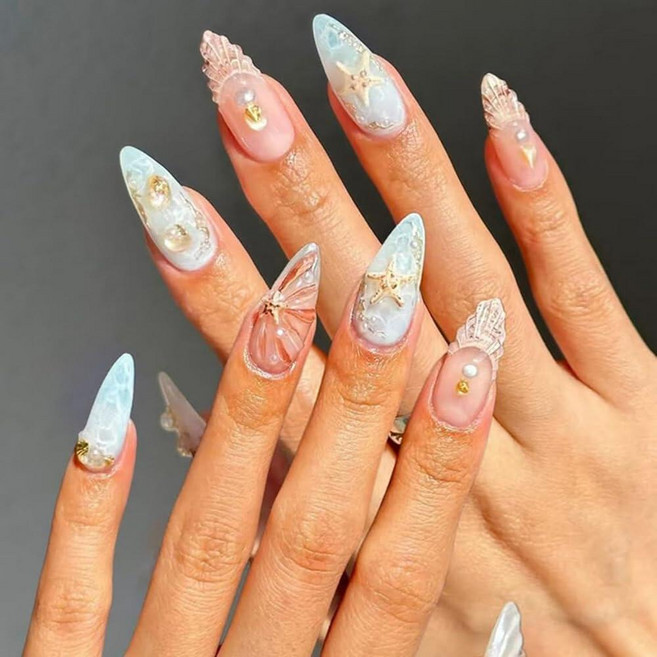 Ocean Press on Nails - 미디엄 아몬드 스틱 온 네일 - 펄 조개 디자인 - 3D 불가사리 인조 네일 풀 커버 블루 핸드메이드 네일 네일 광택 여름 인조 네일