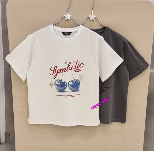 더데이걸 부평점 시원한 쿨 소재로 가볍고 여유롭게 입는 상큼한 체리 문양의 발랄한 컬러감의 시원한 여아 박시핏 반팔 티셔츠