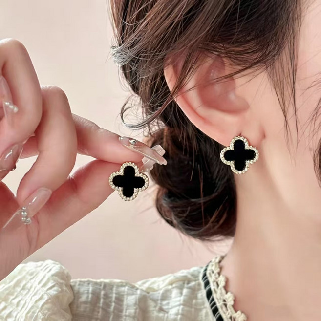 알러지 변색 걱정 없는 써지컬 네잎클로버 귀걸이