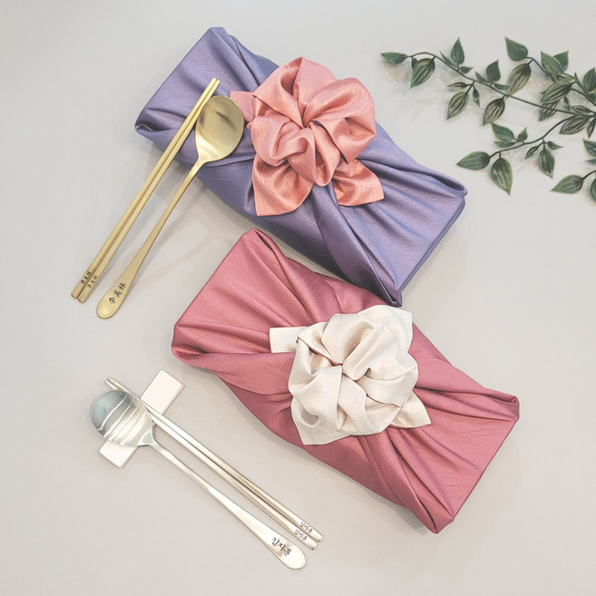 핸드팩토리 보자기 포장 각인 수저세트 명절 선물 부모님 외국인 신혼부부 결혼 상견례 커플 첫돌 답례품 커트러리, 4.나눔손글씨펜체, 겹보자기 핑크&퍼플, 모던실버 2세트, 1세트, 겹보자기 핑크&퍼플+수저2세트