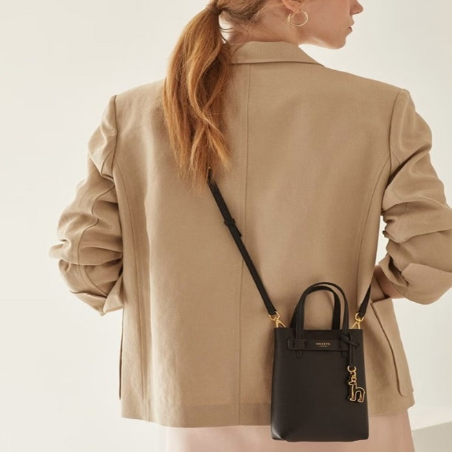 [AK분당점] [헤지스ACC] 블랙 단색 소가죽 미니크로스백 HIWA4F410BK