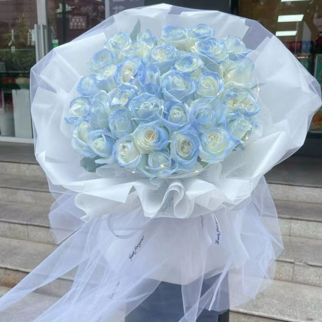 33朵玫瑰花束仿真永生花送女友母親生日禮物成品花束香皂花, 1個, 33朵碎冰藍玫瑰送愛心賀卡+氛圍燈成品發貨免費代寫賀卡
