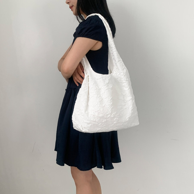 에브리테일 자가드 플라워 화이트 에코백 여행용 세컨백