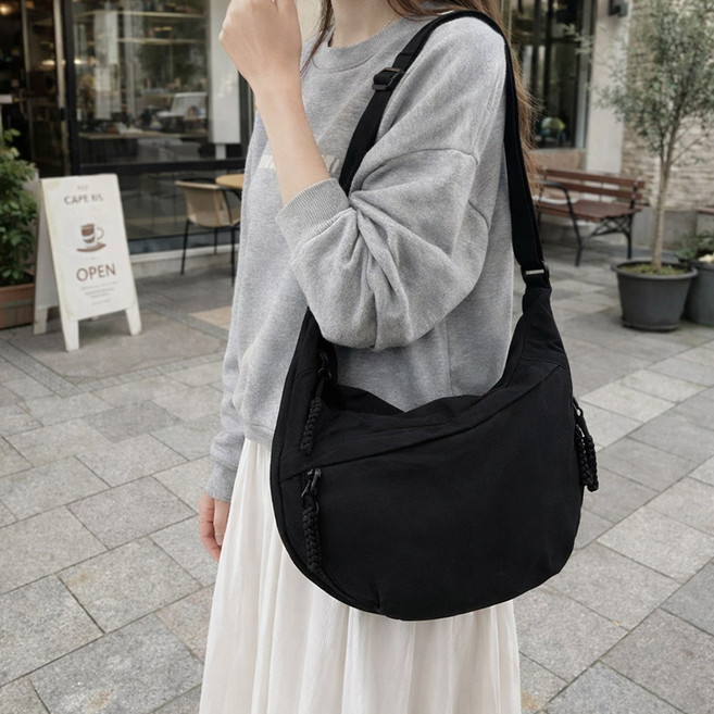 무드랑 휘뚜루 가벼운 반달 크로와상 크로스백