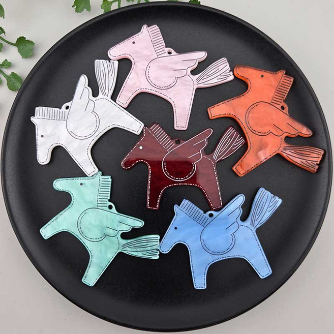 비즈톡 [PB-4-82]아크릴전통펜던트 2026년붉은말의해 봉제말 52x38mm 붉은말펜던트 (키링용)