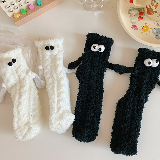걸스코코 (2개1세트) 왕눈이 수면양말 귀여운 엽기양말 눈알 양털 뽀글이 수족냉증 양말 2color