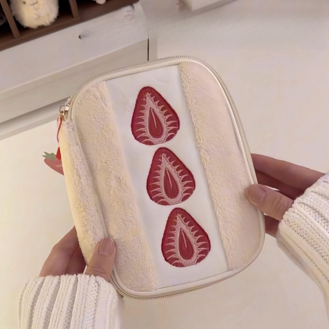 해피유통 뽀글이 자수 딸기 파우치