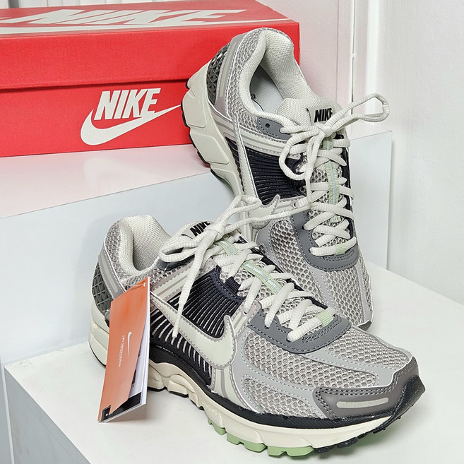 (매장정품) 나이키 줌 보메로5 코블스톤 여성 남성 커플 운동화 런닝화 벨모라 양말 증정