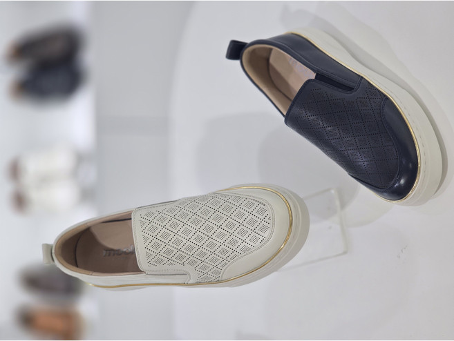 [무크] 여성 몰드쿠션 캐주얼 펀칭무늬 슬립온 422384 3cm