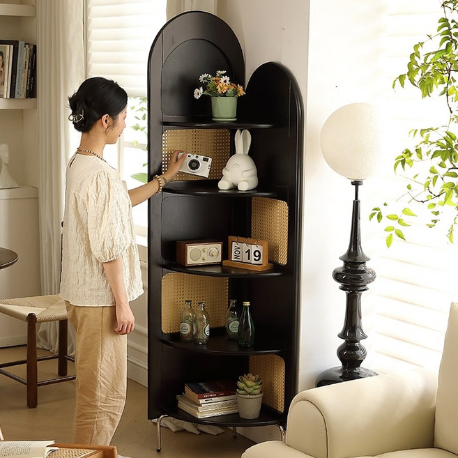 일공이오마켓 레트로 거실장식장 장식장가구 원목진열장 인테리어가구 피규어진열장 장식장, 보어코너캐비닛-라탄샴블랙