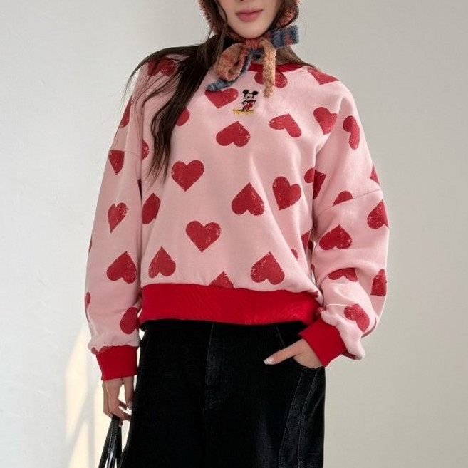 Disney 미키마우스 자수 하트 맨투맨 디즈니 레드 러블리 하트 배색 기모맨투맨