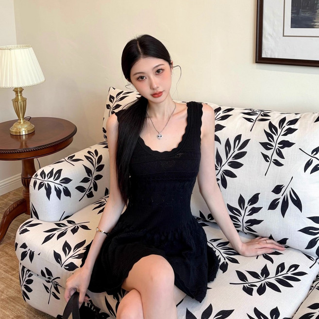 【梨卡】隔日到貨 女裝 洋裝 短裙 連身短裙 鏤空吊帶 針織背心裙 收腰洋裝 氣質短裙 夏季洋裝SW122, 黑色