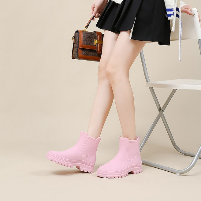 TPE 소재 여성용 앵클 레인 부츠 스타일과 기능의 만남 베이식 부츠 스타일 세련 강력한 방수 기능 발 건조 유지 미끄럼 방지 디자인 학생 일상 생활 야외 활동 착용 장화