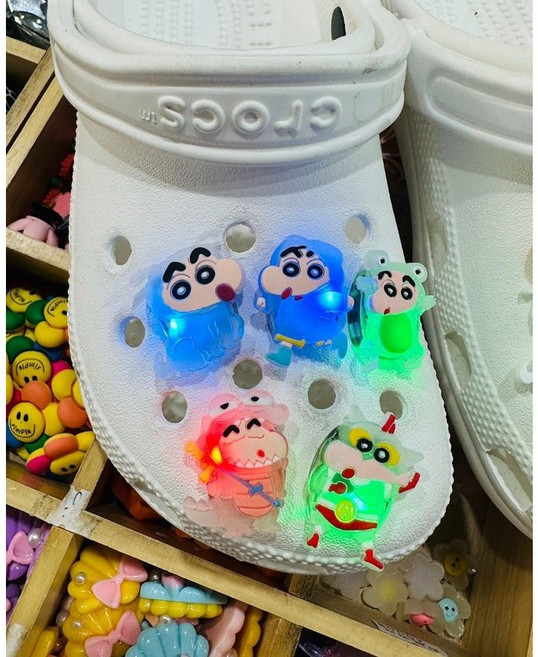 [윈썸] LED 야광 불빛 까까머리 신짱 못말리는 친구들 캐릭터 신발꾸미기 신꾸 실내화 (5P)