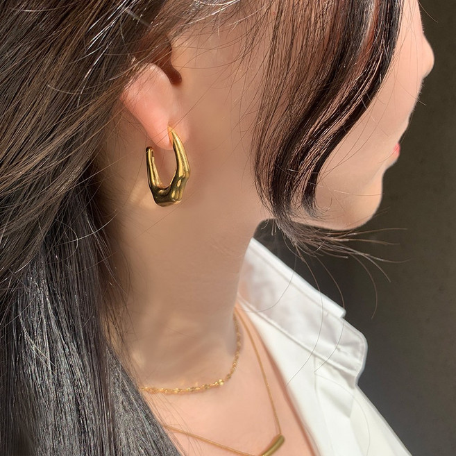 아이루리 범피 볼드 라인 귀걸이 써지컬스틸 유니크 C형 굴곡 포인트 패션 여성 이어링