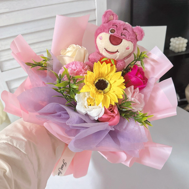畢業小熊向日葵玫瑰花束，禮贈表達心意, 草莓熊送禮物袋, 1件