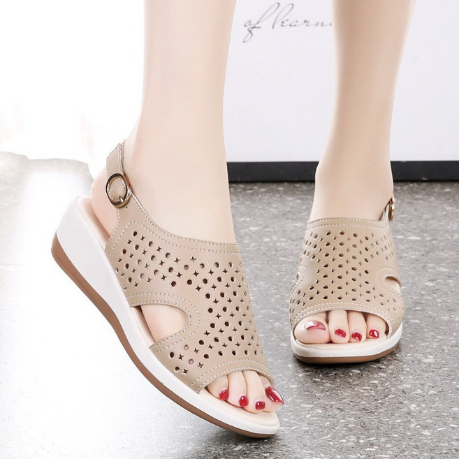 꾸꾸지민 가볍고 편안한 통굽 여름 펀칭 샌들 힐 슈즈 (4.5cm)