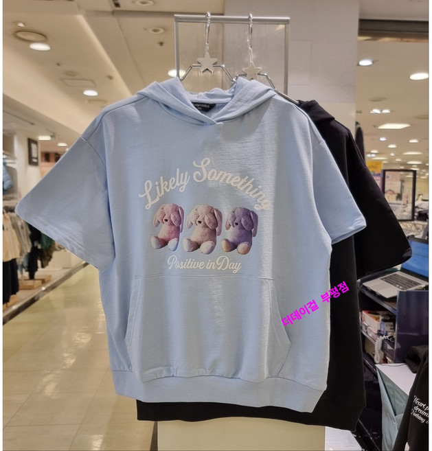 더데이걸 부평점 '25NEW 통통 체형에도 편안한 박시핏! 귀여운 캐릭터&앞주머니 디테일~! 코디하기 쉽고 데일리로 편안하게 입기 좋은 반팔 박시 후드 티셔츠&*
