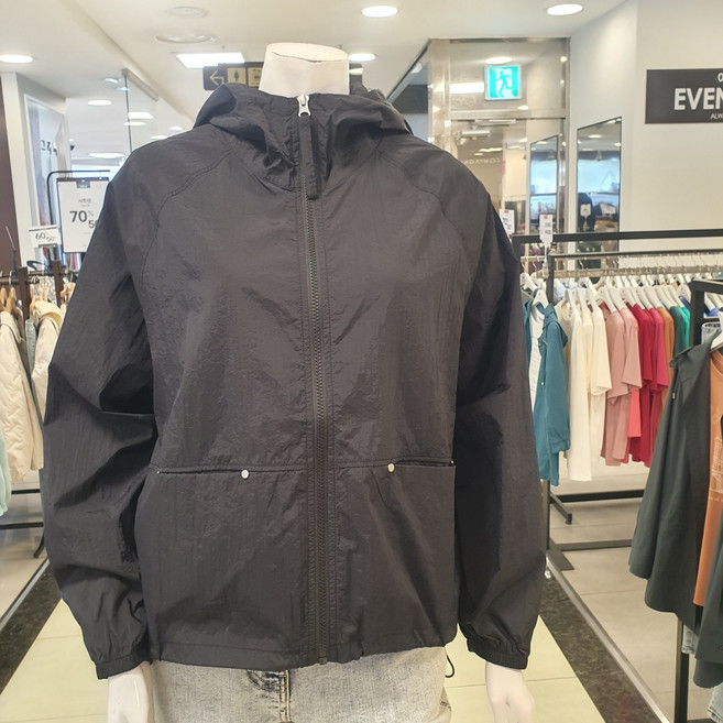 샤트렌 여성 홑겹 점퍼 아웃포켓이 포인트되는 후드형 점퍼로 바람막이로 활용가능한 아이템