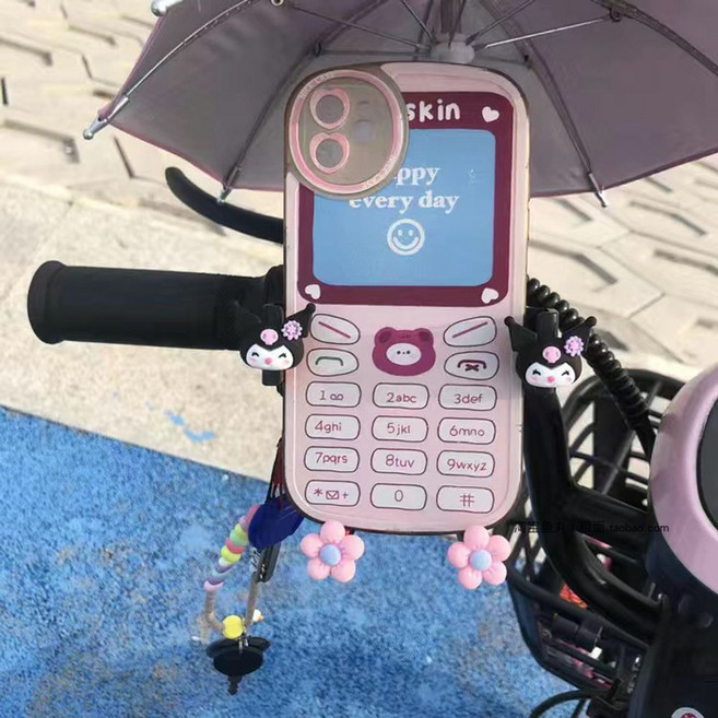 오토바이 부품 악세사리 악세서리신차 번호판 컵홀더 밧데리 스탠드 충전거치대, 쿠로미는 작은 우산을 가지고 있다.