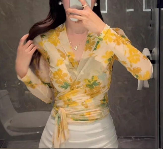 쌍천 스판 브이넥 옐로 프린트 망사 스트랩 숏 블라우스 아랑 고고 장구 방송 댄스 무대공연 상의 A26030303