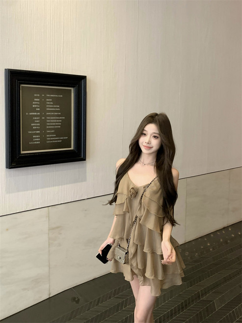 荷葉邊花朵雪紡吊帶連衣裙女夏季氣質咖色露背短裙v領寬鬆a字裙子