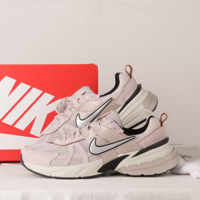 나이키 [남녀공용] 매장정품 V2K 런 플래티넘 바이올렛