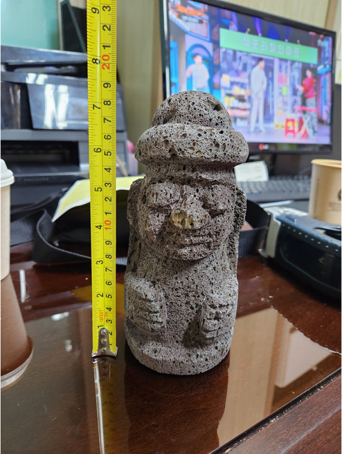 Jeju(제주) 돌하르방(현무암) 장식인형(대략 20cm) (필독) 현무암으로 만든 상품은 색상 모양 크기가 사진과 다를 수 있으니 판매자와 상의 후 구입 하세요~