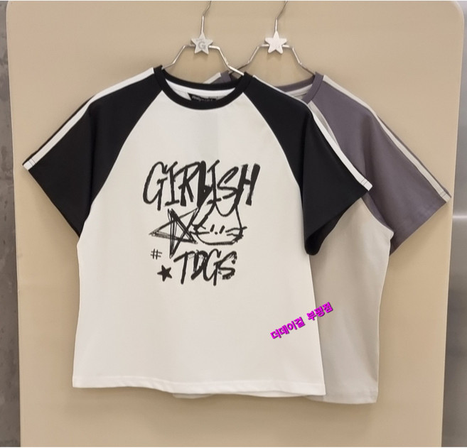 더데이걸 부평점 두줄 테잎 그래픽 포인트 디테일로 멋스럽고 시원하게 입기좋은 넉넉하고 여유로운 여아 박시핏 반팔 티셔츠