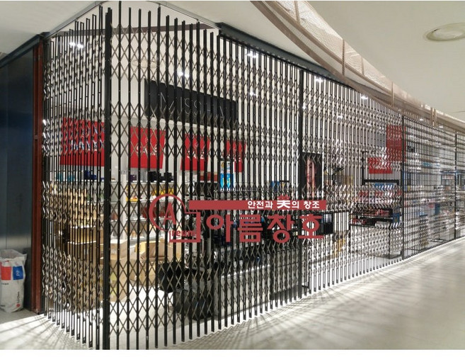 [아름창호] 자바라방범창 열고 닫는 미닫이 개폐형 기능성 알루미늄 방범창 백화점방범창 창고방범창 스텐레스 학교방범창 관공서방범창 방충망 차양 자븅렉산 넥산 폴리카보네이트 비막이, 1개