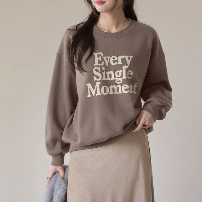 데일리앤 위닝 빵떡 팔꿈치 패치 레터링 기모 맨투맨 티셔츠 루즈핏 여성 겨울 긴팔티