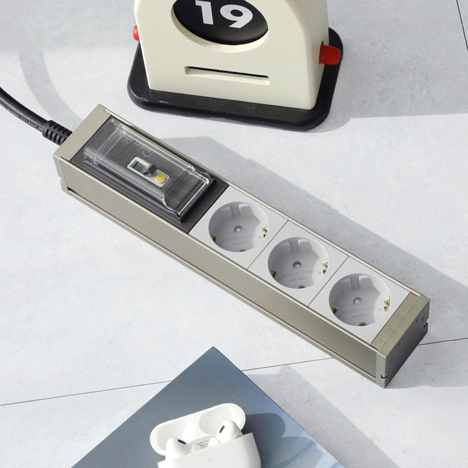 스윗홈 뉴잇 누전차단 고용량 알루미늄 납작 국산 멀티탭 3구 3M / 컴퓨터 산업용 안전 서버탭 에어컨, 1개, 누전차단 3구 3m_골든 그레이