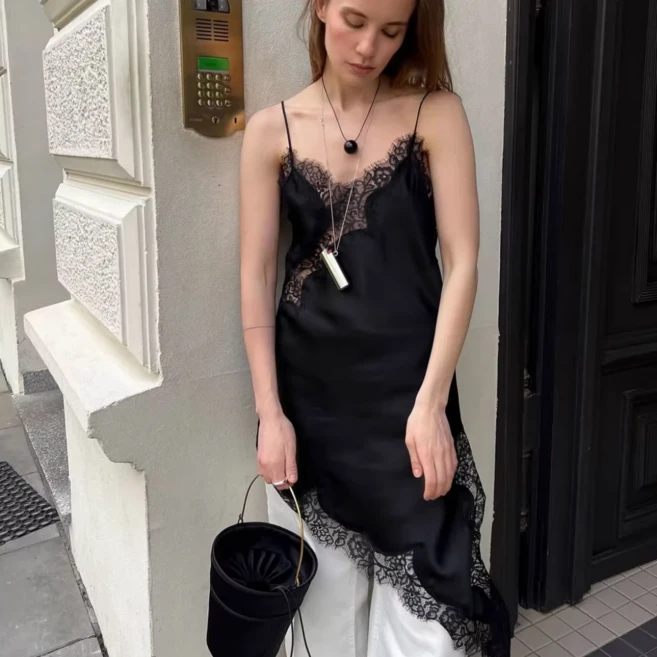 2026 레이스 실크느낌 가는끈 브이넥 슬릿 디자인 비대칭 허리라인 새틴 원피스