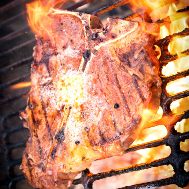 [식품의전당] 최상품 한우 티본스테이크 t본스테이크 국산 마장동 캠핑 소고기 안심 채끝 스테이크 구이용, 1개, 600g