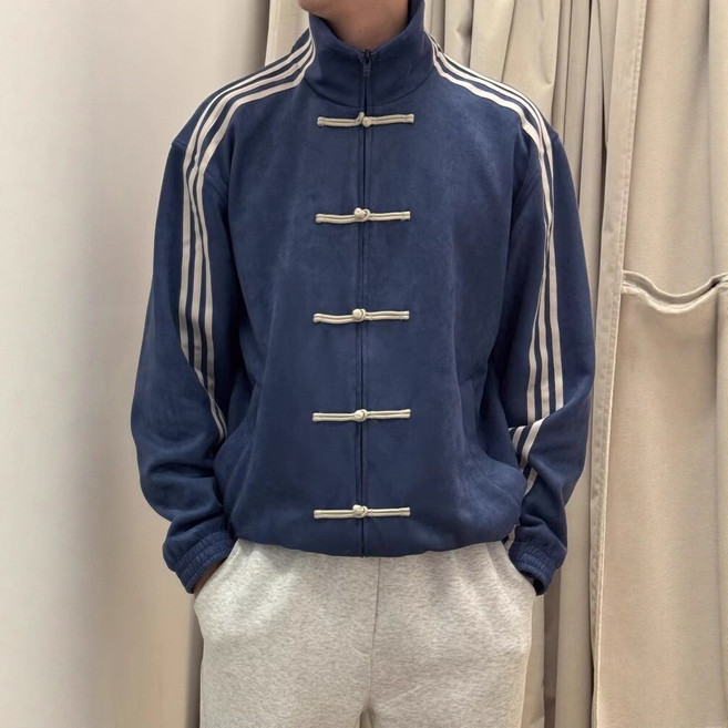新中式國風盤扣外套男款春季設計感立領棒球服三條槓運動開衫夾克嚴選 帽t 外套 工裝 美式外套 外套男 棒球外套