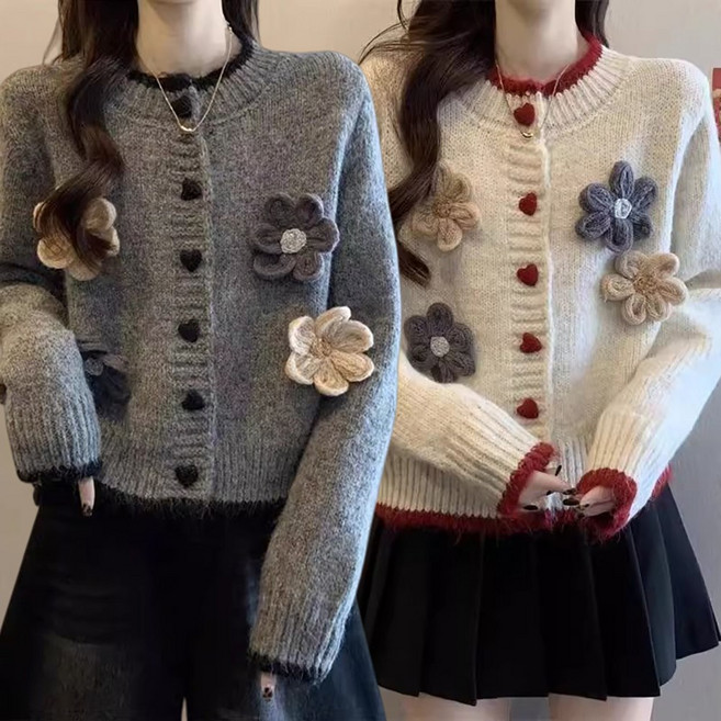 ROYALBELLE 여성 입체 꽃장식 라운드넥 니트 가디건 루즈핏 하트단추 포근한 긴팔 가디건 M0122423