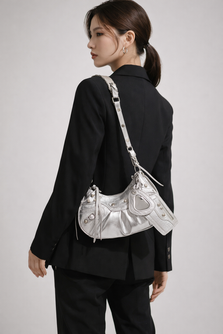 크로커 텍스처 스터드 하트참 숄더백