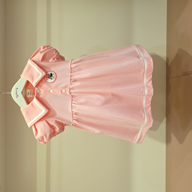 [아가방]강남점*디즈니베이비 귀여운 미니마우스 입체 자수와 캐주얼한 디자인의 원피스 / 가볍고 시원한 소재 / 밝은 분홍색과 어깨 디테일 / 여름에 어울리는 원피스